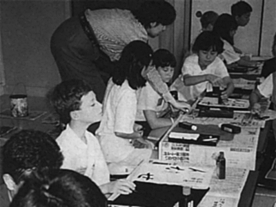 写真：1996年に訪問した東京・文京区立湯島小学校での習字の学習